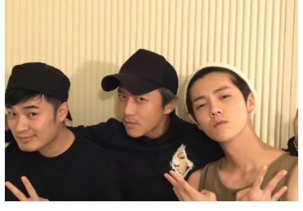 李晨|《奔跑吧》上演低俗画面,疯狂拍摄嘉宾的臀部,重现猥琐场景