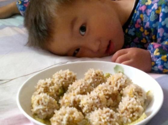 高热量|这3种食物睡前别让孩子吃,积食不说,还影响智力发育、长不高