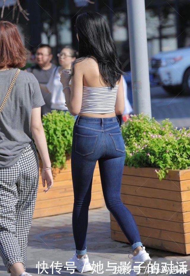 清新 蓝白条纹小短衣搭配修身牛仔裤,清新动人,气质端庄