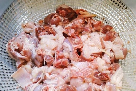 粗茶淡饭|炖鸭子时,别再焯水去腥了!学会这1妙招,鸭肉不腥还鲜味足