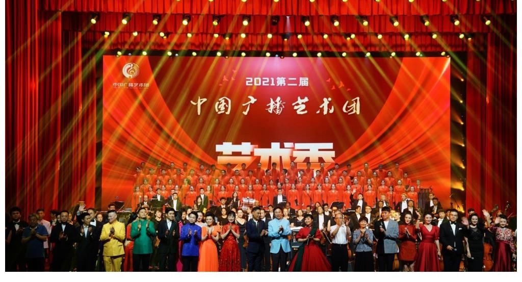 相声|中国广播艺术团艺术季收官，相声名家冯巩压轴登场，现场掌声雷动