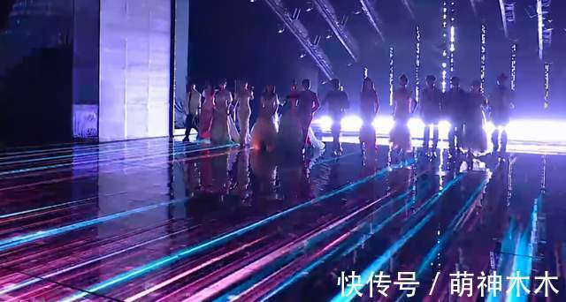 湖南台新主持跨年亮相即翻车，找不到镜头不会接话，何炅都带不动