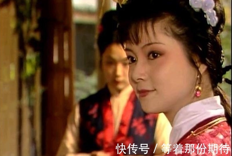 薛宝钗!薛宝钗大婚,贾探春不在婚礼现场待着,怎么跑去了林黛玉的潇湘馆