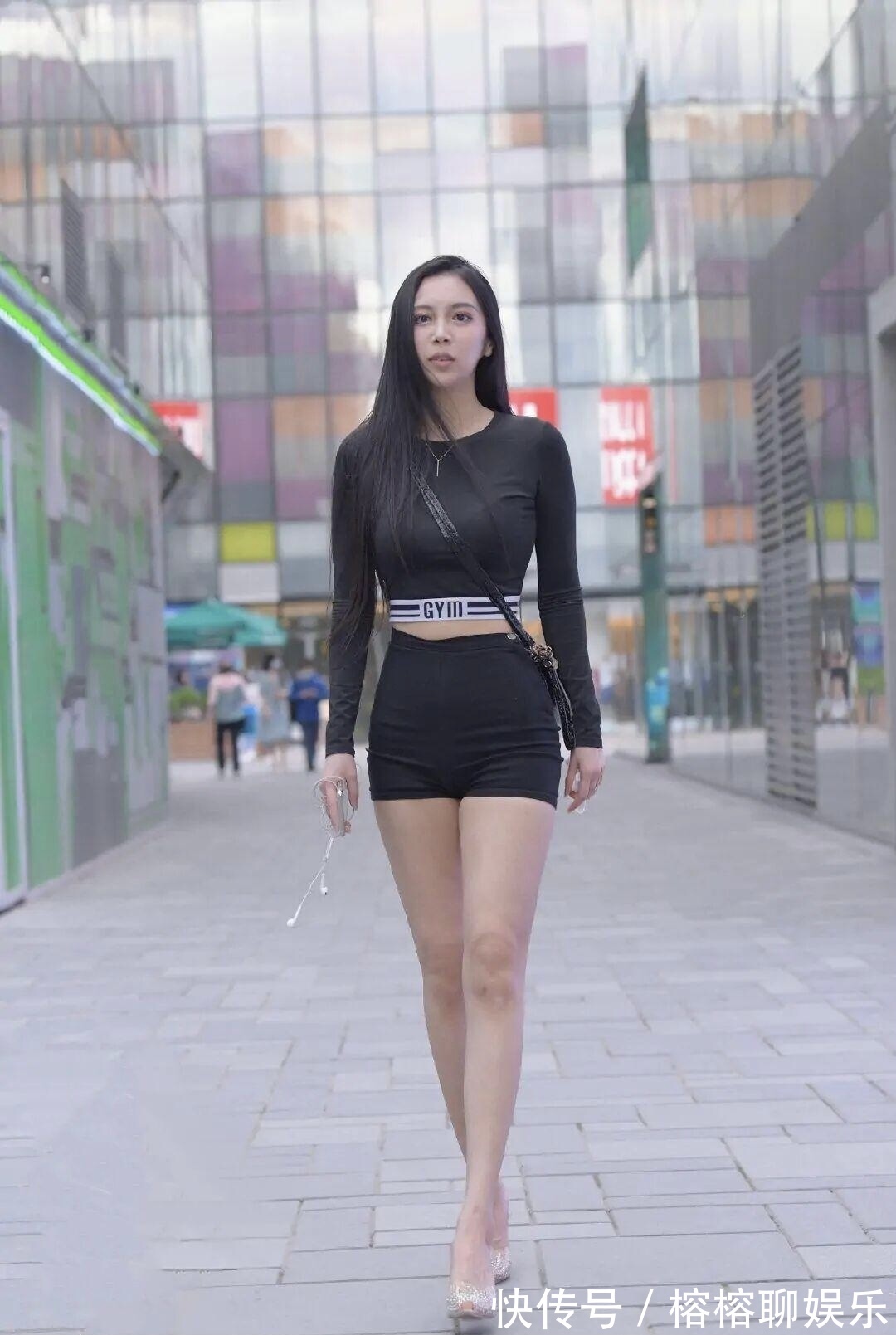 穿搭 瞧不起“短裤T恤”说明你不会穿,这样穿离“麻杆腿”不远了!