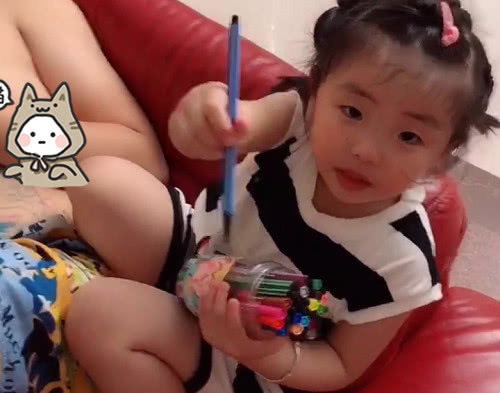 奶爸|“真皮画板奶爸”被女儿嚯嚯,无意间偷“瞄”的眼神也是绝了