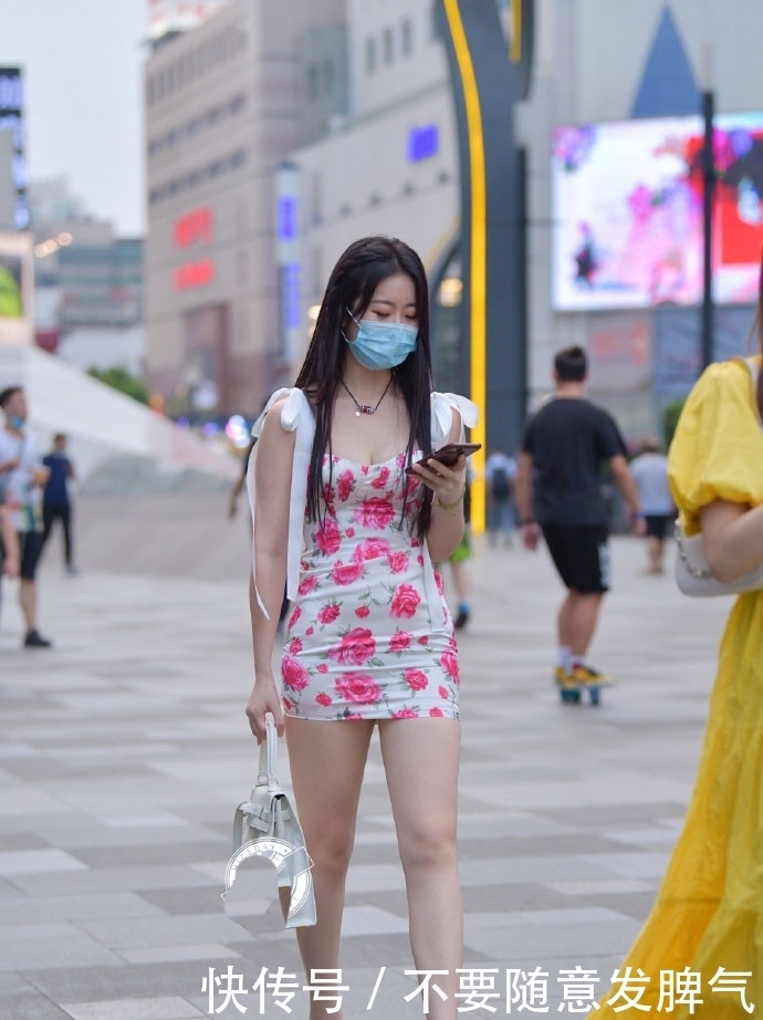 温暖|美女与闺蜜在街头比美,一清凉一温暖,展现不一样的气质