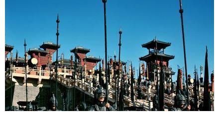 曹操@关羽两次被生擒,为何既不突出重围也不自裁?答案令人悲哀