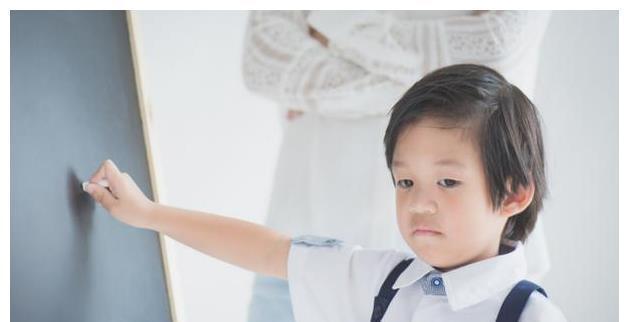家长|孩子有以下表现,说明已自卑入骨,不少家长还沾沾自喜觉得是好事