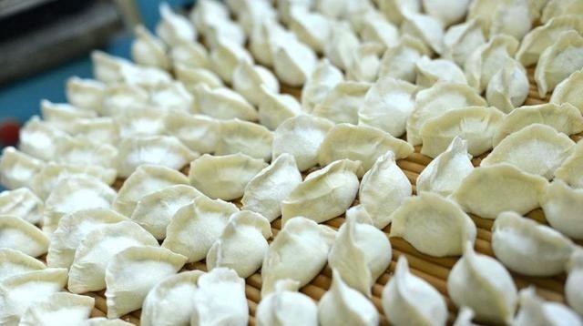 奶奶舍不得买菜用它包饺子,气得我直瞪眼,出锅后我吃的比谁都多