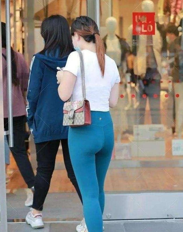 百褶裙 黑色修身连衣裙显瘦,四条肩带设计很有女人味