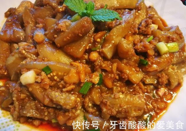 朋友们|炒茄子时，最忌直接下锅炒，再加这一步，茄子好吃不油腻不发黑！