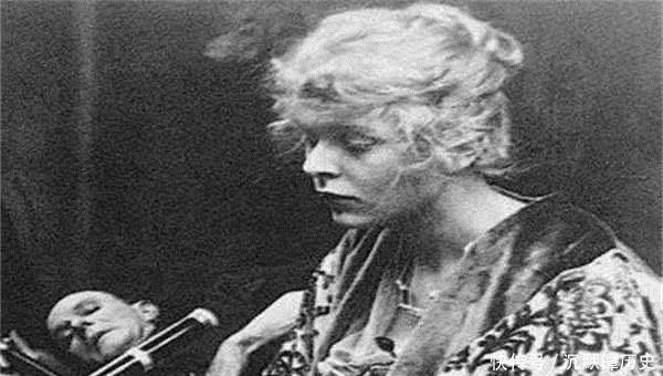 大清|清末罕见照白人洋妞陪着富少吞云吐雾，图5大清的格格躺在男人怀里吸大烟