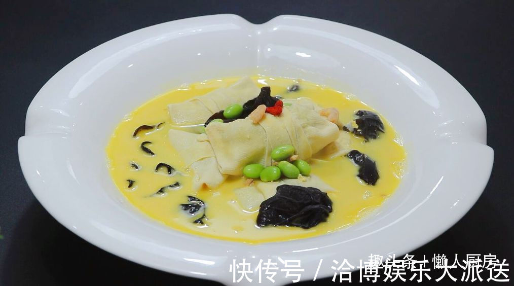 1张百叶，1块猪肉，教你做千张肉卷，配上毛豆和咸蛋黄，连汤喝光