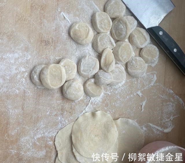 y黄瓜猪肉虾皮饺,皮包馅儿大,味道鲜美!