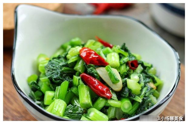 炒青菜怎么做颜色不发黑？50岁厨师长教你7个诀窍，青菜久放翠