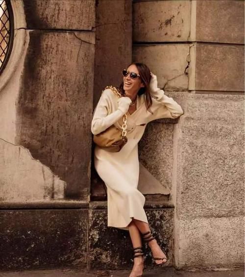 ?女人过了50岁，多穿这3种“冻龄裙”，时髦气质，女儿都夸年轻