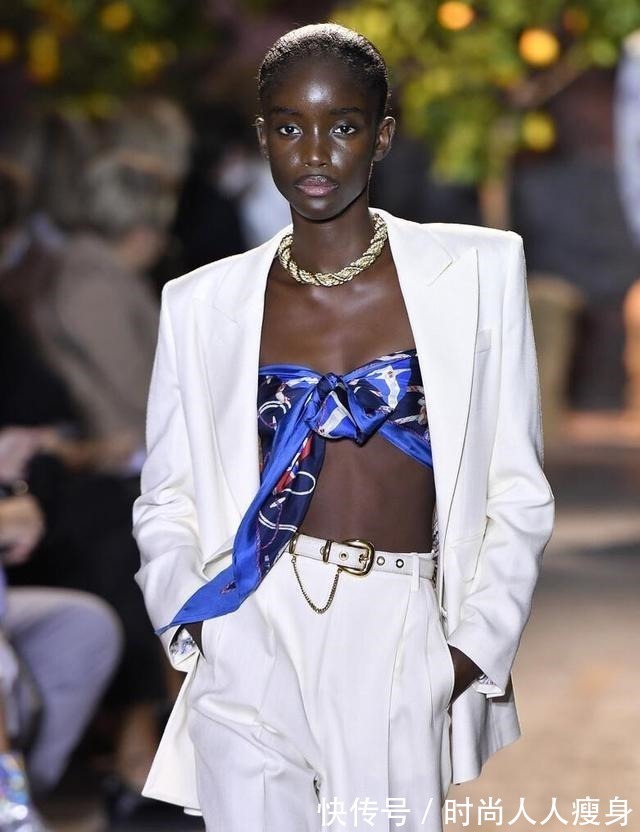 时髦 今年不流行穿吊带了,丝巾抹胸更时髦,让各位轻松美出新高度!