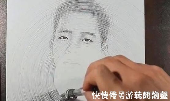 美术生$美术生上课走神,开始用“圆规”画圈,最后画出完美人像惊艳全班