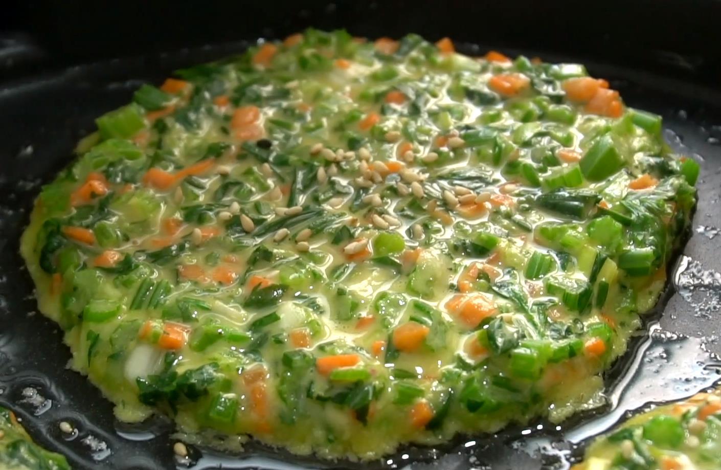 筷子|芹菜加3个鸡蛋,筷子一搅,手不用沾面,10分钟搞定全家人早餐