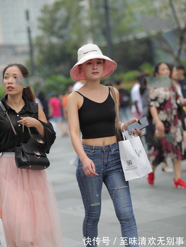 搭配 黑色吊带搭配粉色渔夫帽,既能显脸小,还能和服饰搭配!