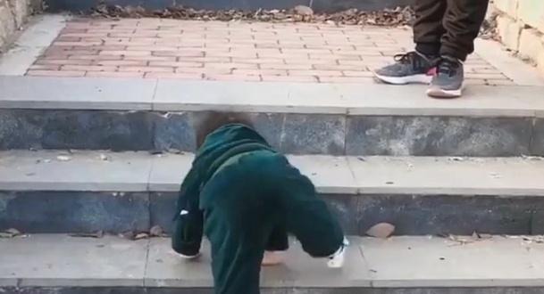 妈妈带|“佛系奶爸”放养式遛娃走红,萌娃:糟老头子坏得很!