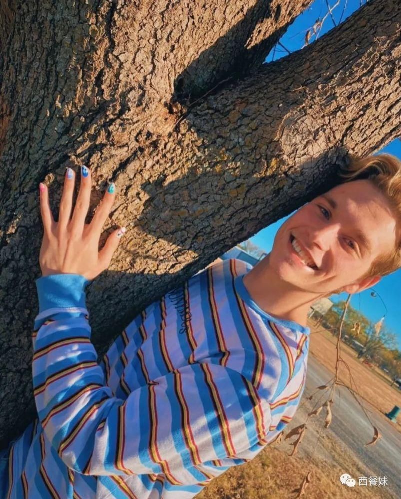 同性恋男生因涂指甲油被休学 引网友不满!25万在线请愿!