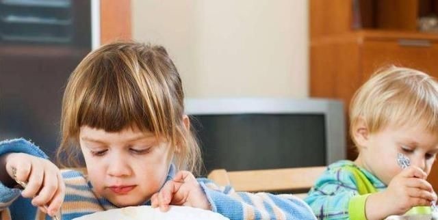 技能|宝宝3岁前能学会这三种技能,说明妈妈很负责,你教过几种