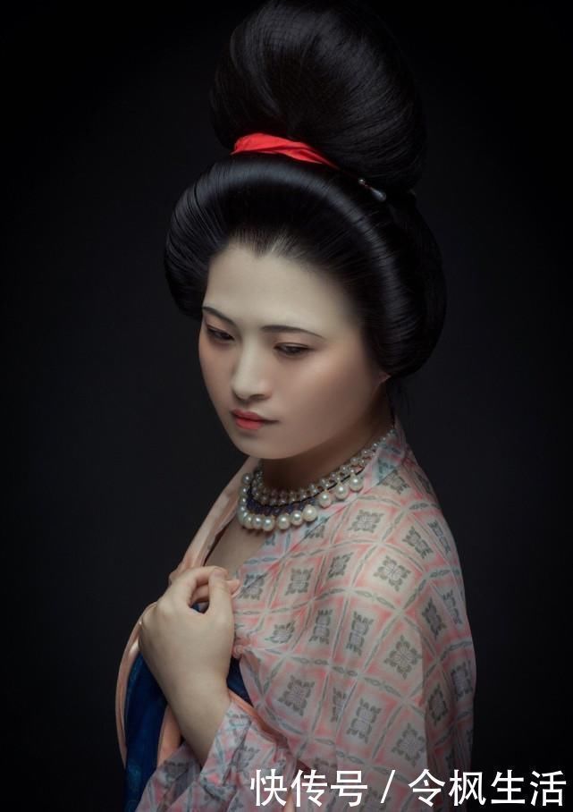 女子$中唐时期女子的妆容是怎样的很多人觉得“丑”,但我觉得很美