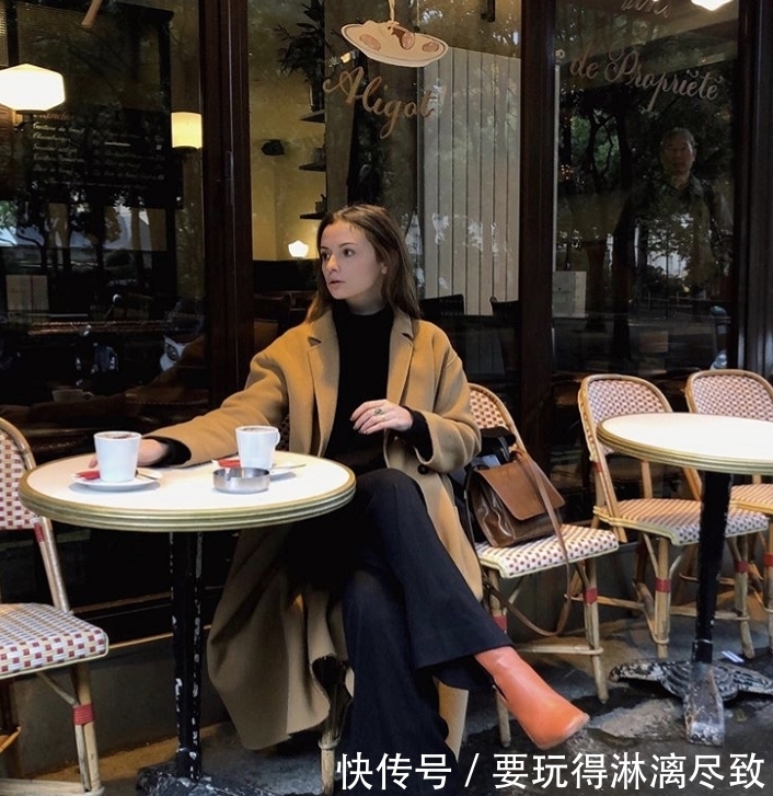 “大衣+烟管裤”落伍了,配条喇叭裤才时髦,过年回家这样穿好美