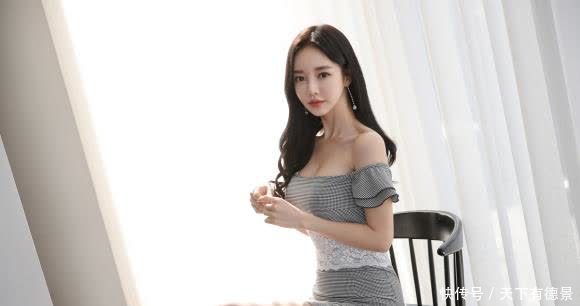 美人图鉴孙允珠:雅致浅灰花纹束腰清凉连衣裙