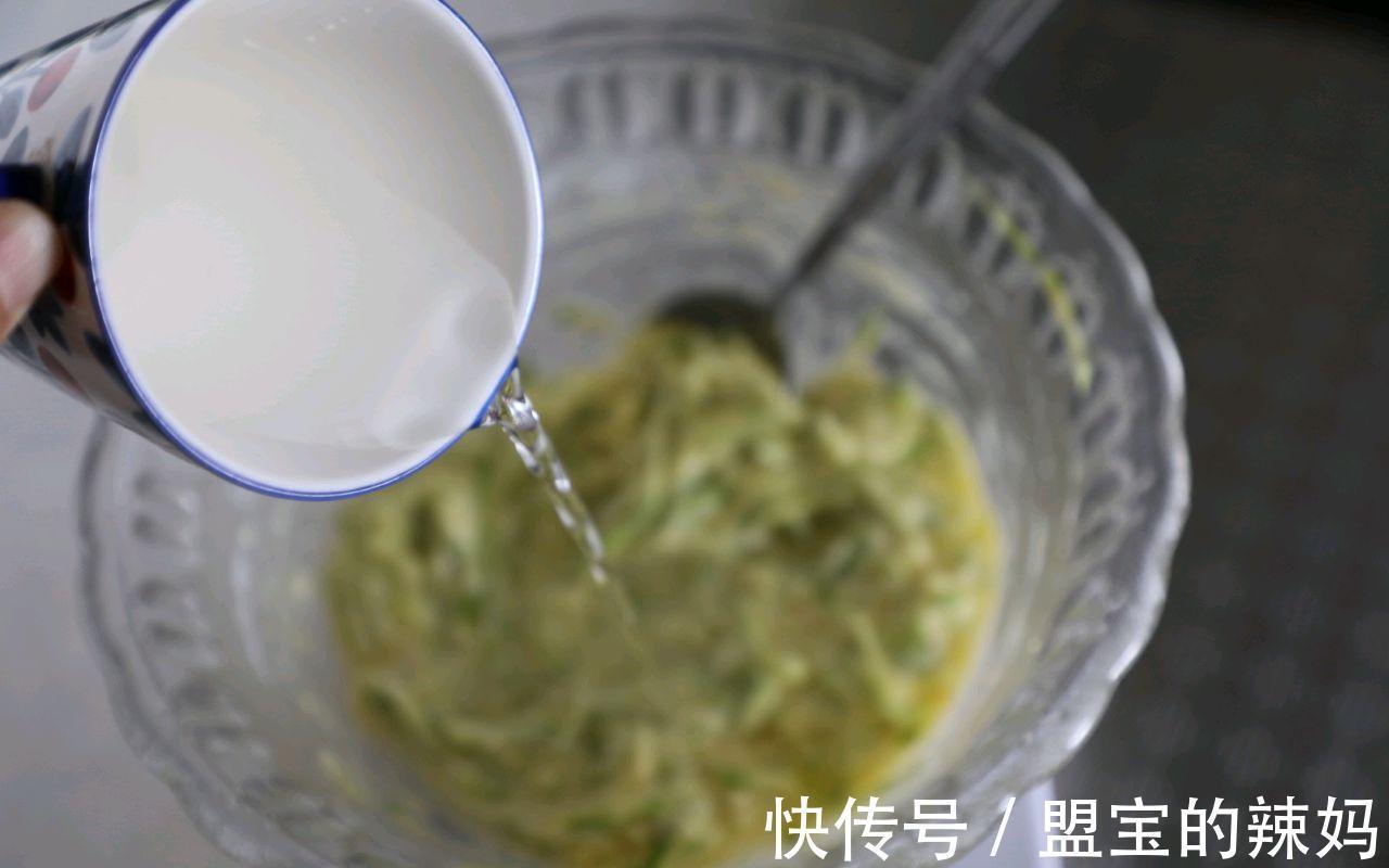 早餐|早起10分钟，给家人做茭瓜鸡蛋饼，鲜嫩可口，卫生还省钱