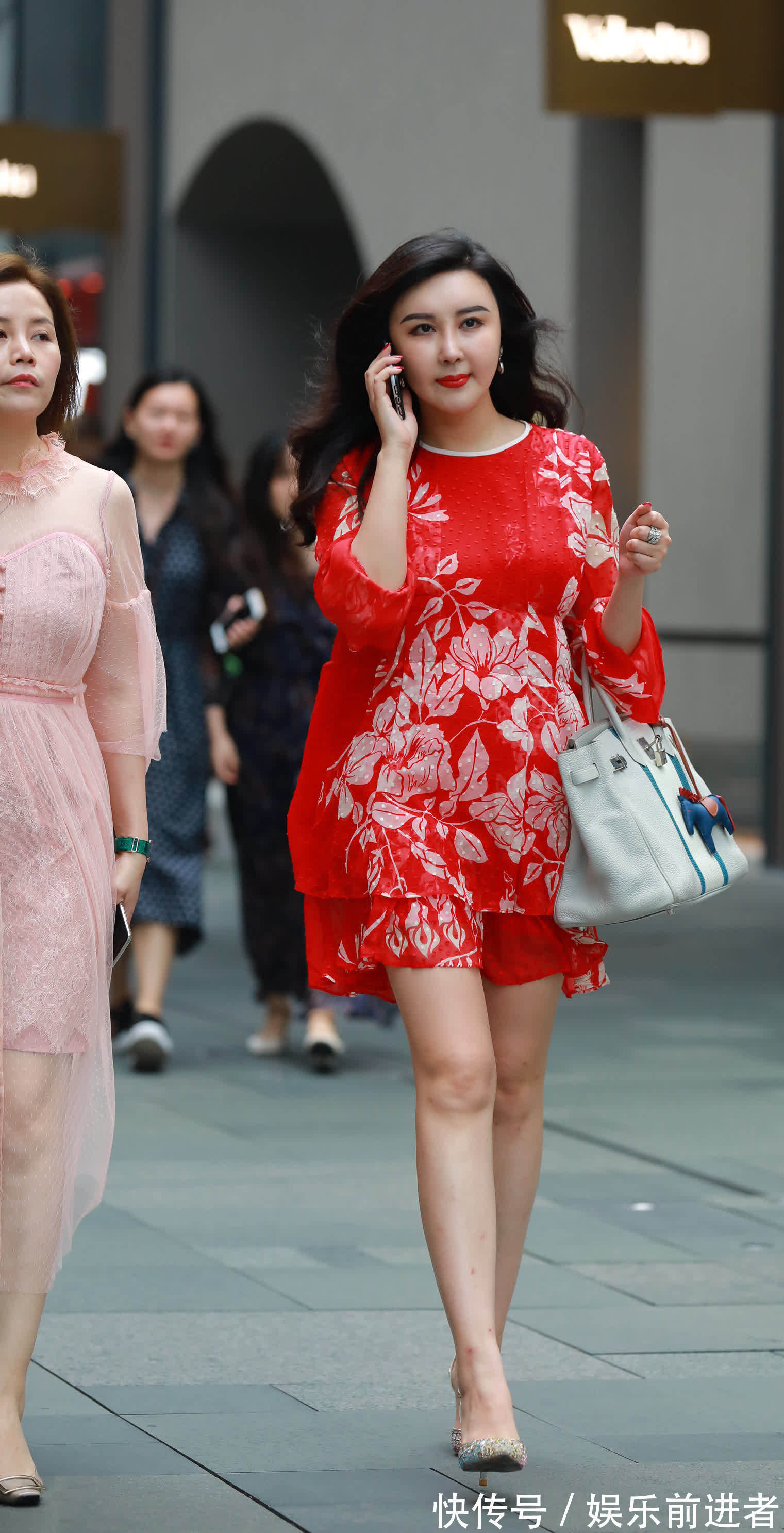 辣妈|初秋的街头依然少不了时尚辣妈的身影,显得格外飘逸美丽