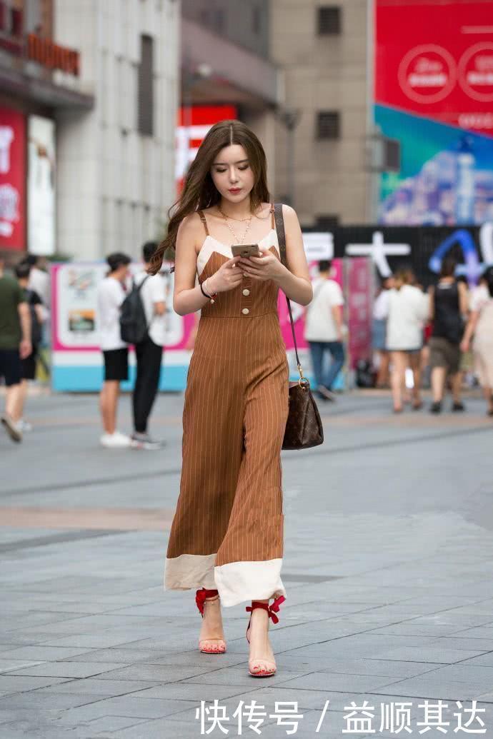 穿搭|街拍:长发美女的红色穿搭真性感,长相非常靓丽,气质优雅