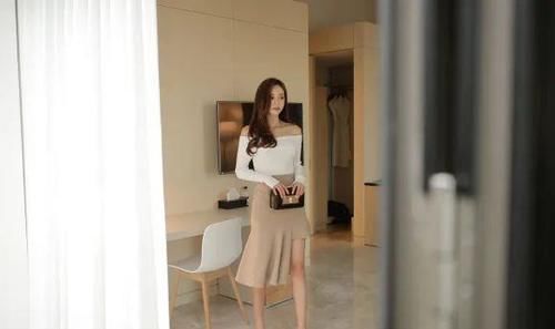  美女|美女穿搭：初雪肤白翻领螺纹针织抹肩衫，温柔的身姿很迷人