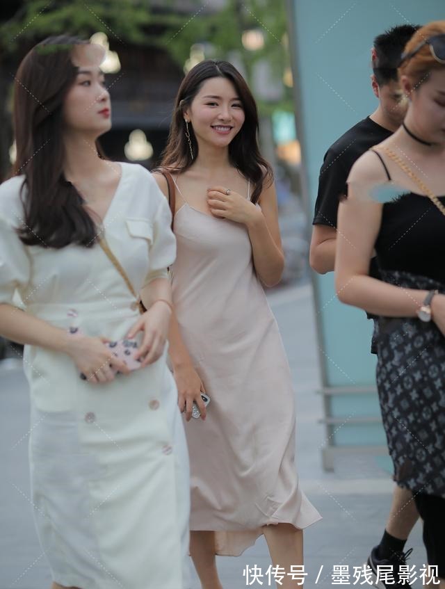 吊带 米白色吊带连衣裙搭配水晶高跟鞋，气质出众，青春靓丽！