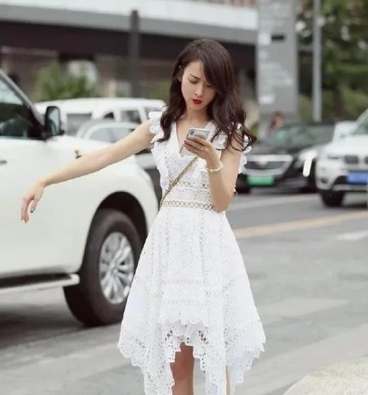 百褶裙|长发披肩的小姐姐,身穿白色短袖配浅蓝色百褶裙,时尚又显大气