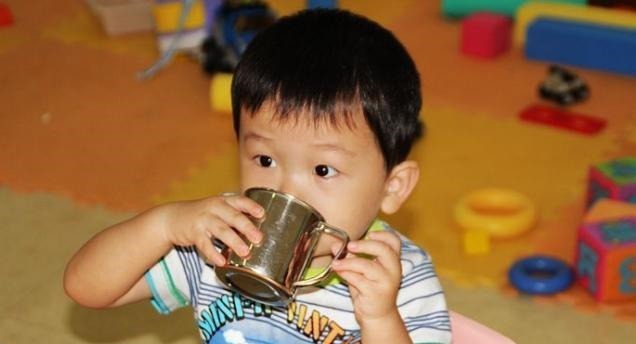 睡眠质量|给娃喂水有学问,孩子在这4个时间段喝水最佳,不要等到渴而掘井