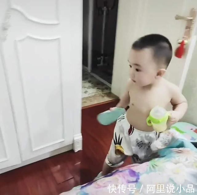男子气概|妈妈睡觉遇蟑螂，喊宝宝前来“护驾”，看到宝宝手中物品妈妈笑翻