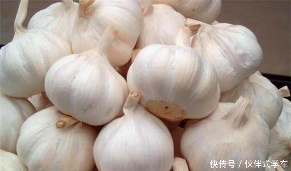 大蒜保存小技巧，不发芽不干瘪，保存一年都新鲜，方法简单！