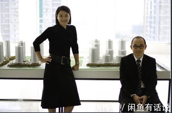 穿搭|潘石屹老婆罕露面,短发配蓝裙气场强大,两口子精英气质还真登对