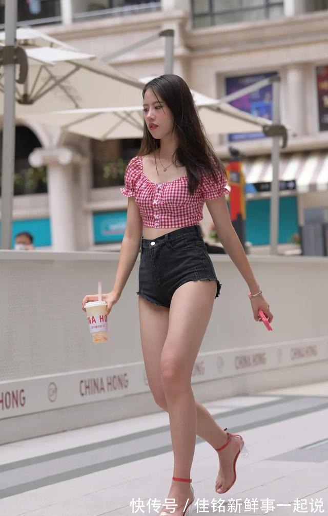 蓝黑色 牛仔短裤怎么搭配出时髦感掌握这些搭配技巧,清凉时髦显身材!