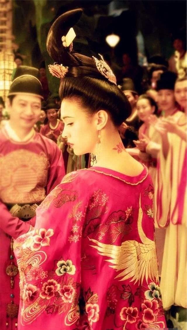 李白最肉麻的一首诗,赤裸裸地追捧杨贵妃,开篇两句被人传播至今!