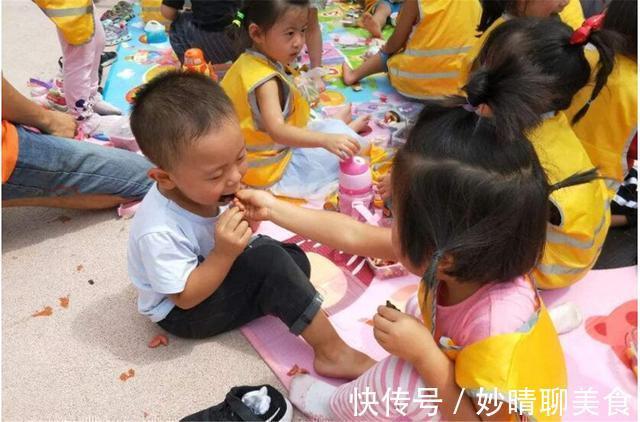 小刘|儿子的扭扭车被强占,听到对方奶奶说的话后,宝妈强行夺回