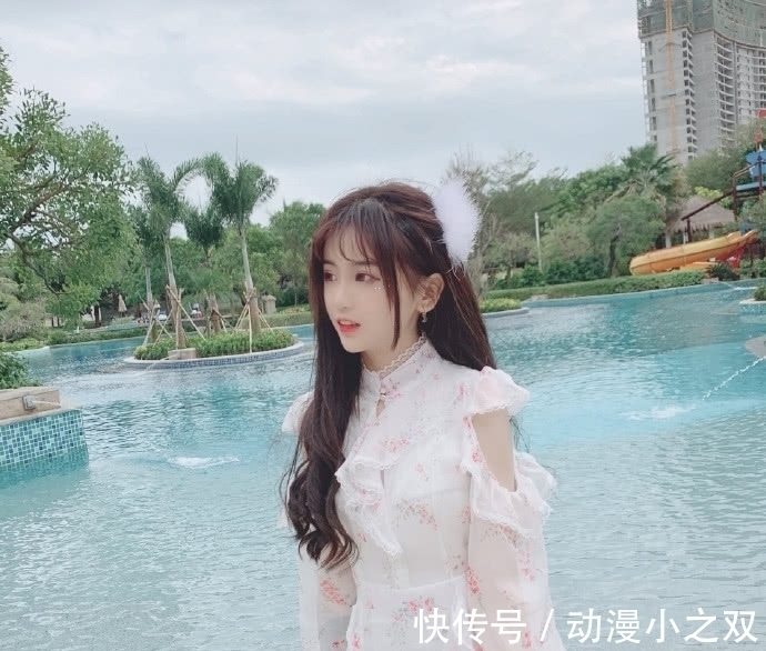 灯柱|杨清柠的腿究竟有多细?当她秀出美腿时,网友:堪比“漫画腿”!