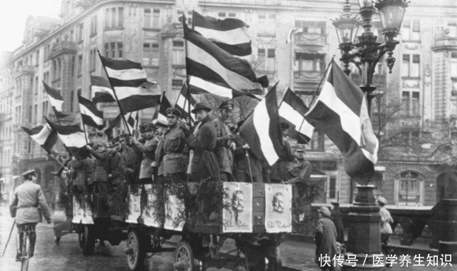 照片拍摄于|德意志之魂兴登堡希特勒与他握手时低头、葬礼规格堪比德皇