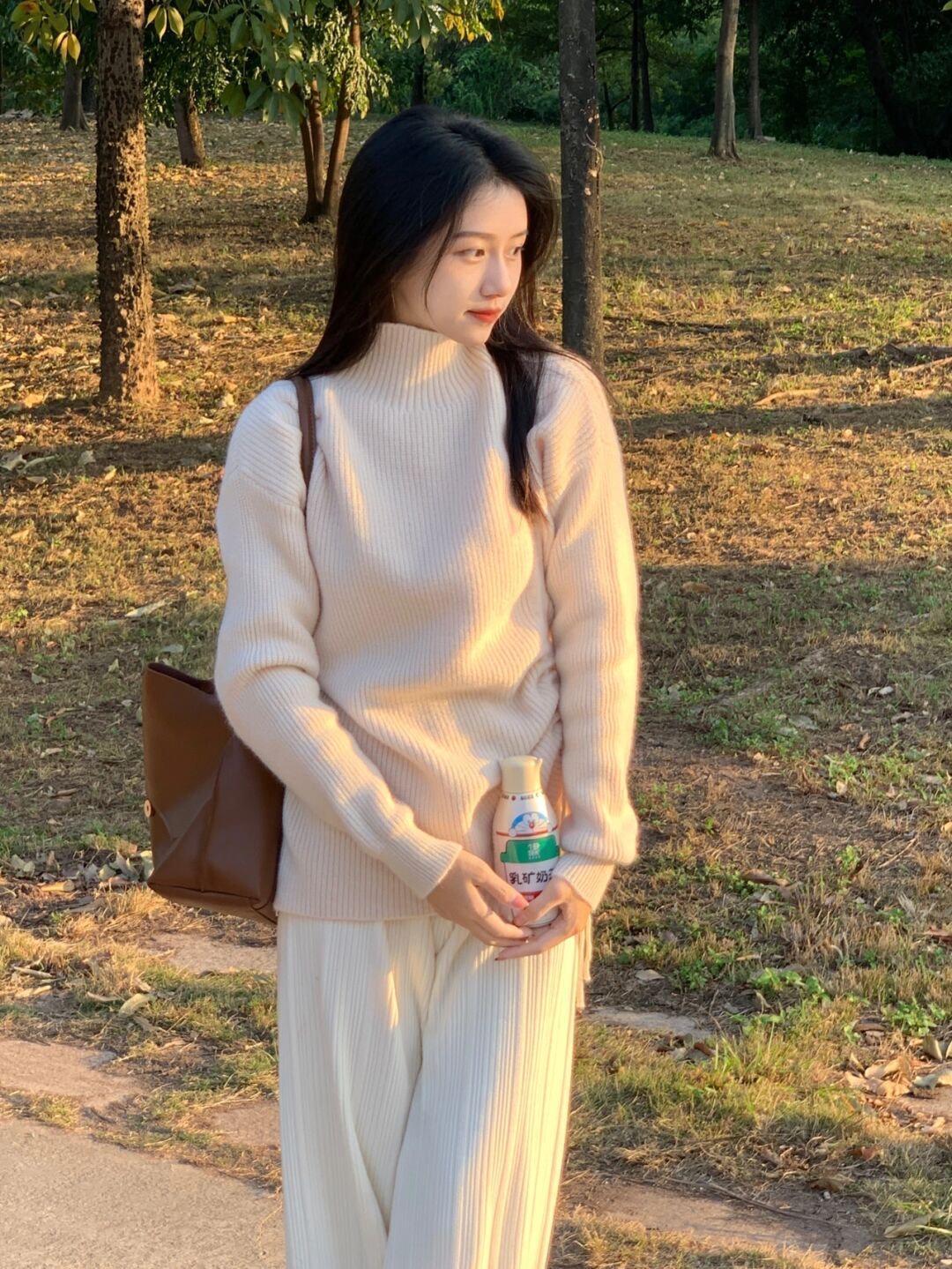 穿搭|冬天怎样穿得温柔又淑女,抽绳毛衣+针织阔腿裤,保暖又时尚!