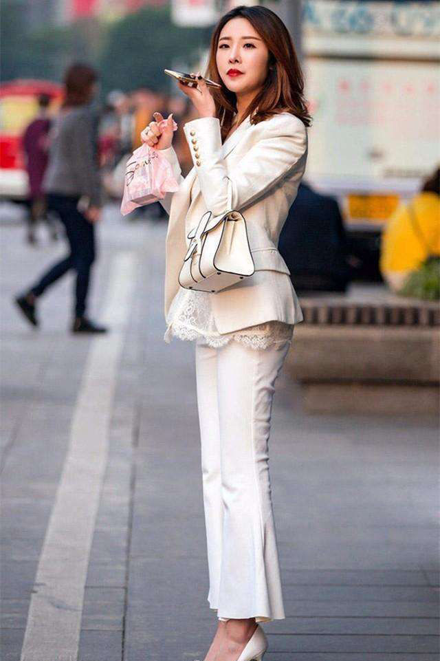 街拍:小姐姐的长相甜美,穿搭端庄,个性十足