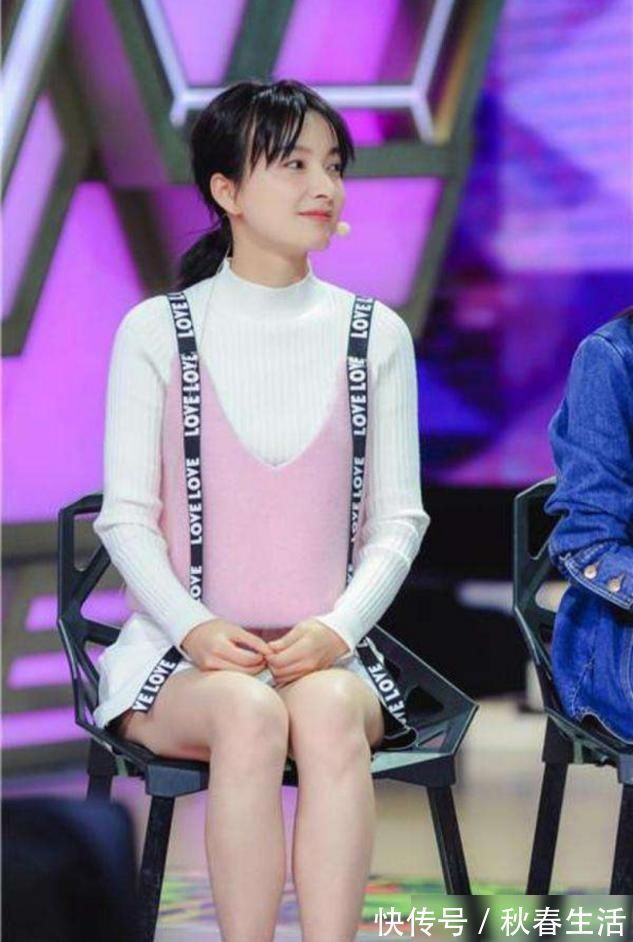 吴昕曝出“校园风”写真,甜美可爱宛如少女,完全不像30岁姐姐