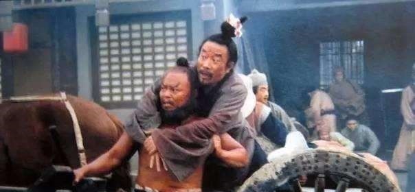 李逵&营救宋江时的一个细节,暴露了晁盖的无能,他最终的出局实非意外