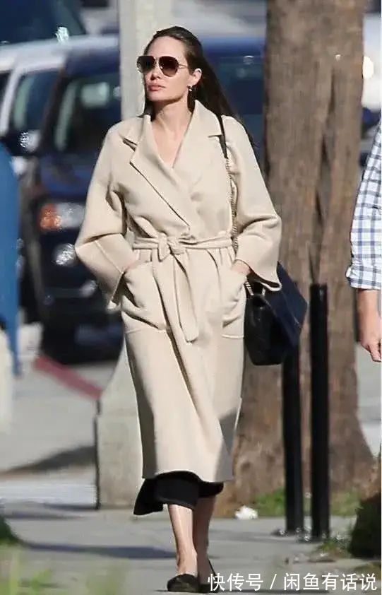 穿搭|朱莉又穿黑大衣走机场,配短靴气场真强,身旁女儿被衬得像小助理
